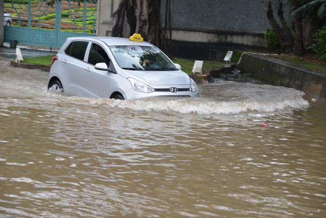 Mưa lớn trút xuống Quảng Ninh gây sạt đồi, gãy cầu - 5
