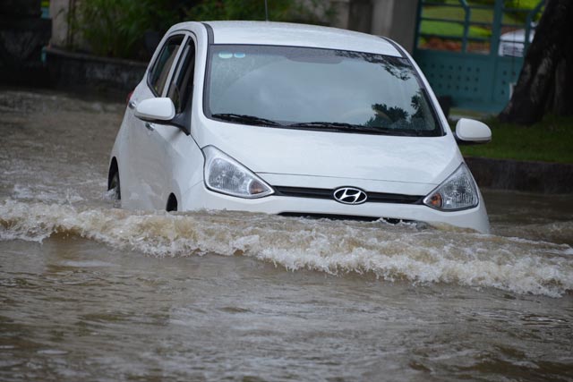 Mưa lớn trút xuống Quảng Ninh gây sạt đồi, gãy cầu - 6