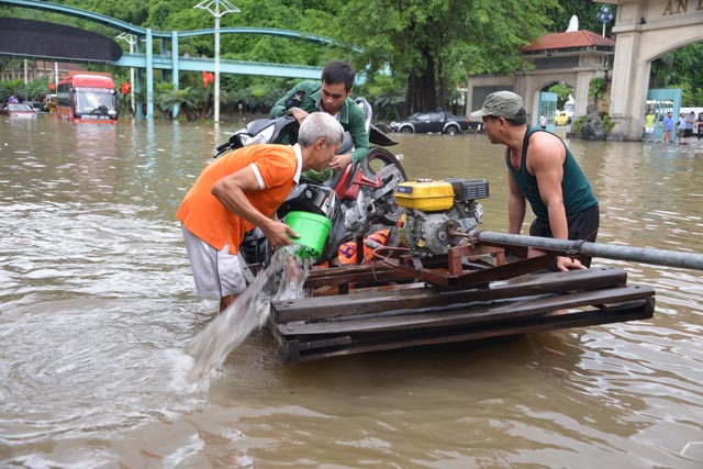 Mưa lớn trút xuống Quảng Ninh gây sạt đồi, gãy cầu - 7