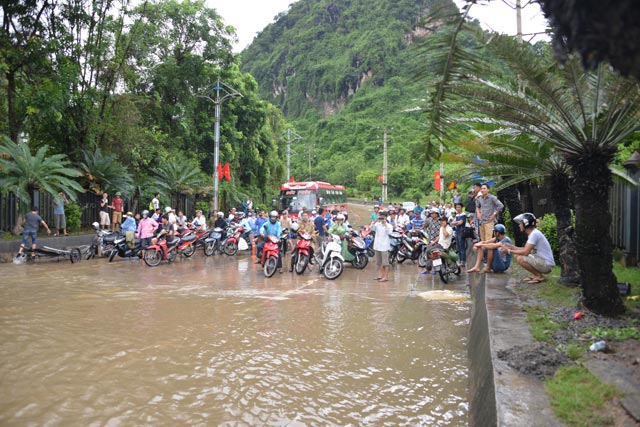 Mưa lớn trút xuống Quảng Ninh gây sạt đồi, gãy cầu - 9