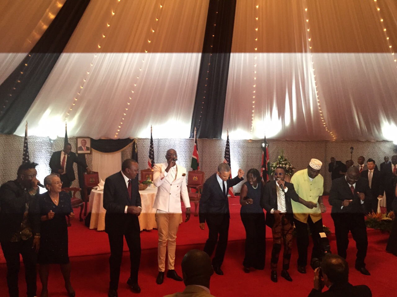 Người dân Kenya ngất ngây với điệu nhảy của Obama - 1