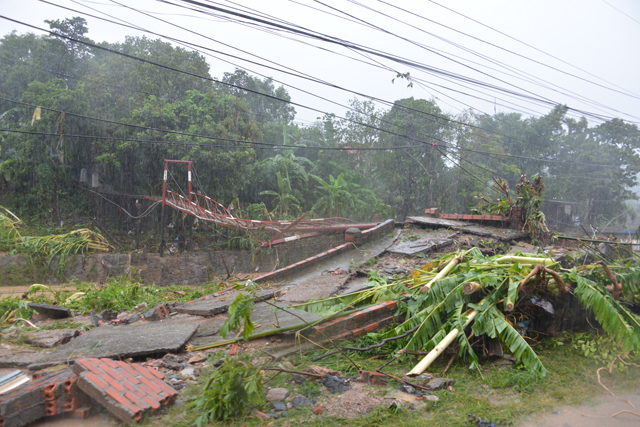 Mưa lớn trút xuống Quảng Ninh gây sạt đồi, gãy cầu - 6