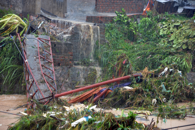 Mưa lớn trút xuống Quảng Ninh gây sạt đồi, gãy cầu - 7