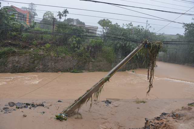 Mưa lớn trút xuống Quảng Ninh gây sạt đồi, gãy cầu - 8