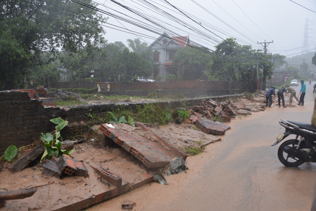 Mưa lớn trút xuống Quảng Ninh gây sạt đồi, gãy cầu - 10