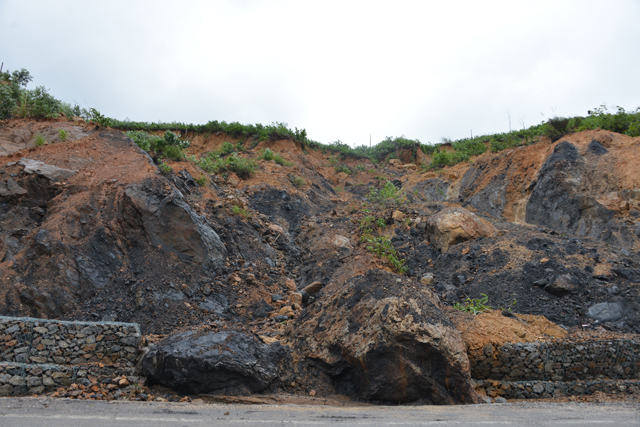 Mưa lớn trút xuống Quảng Ninh gây sạt đồi, gãy cầu - 11