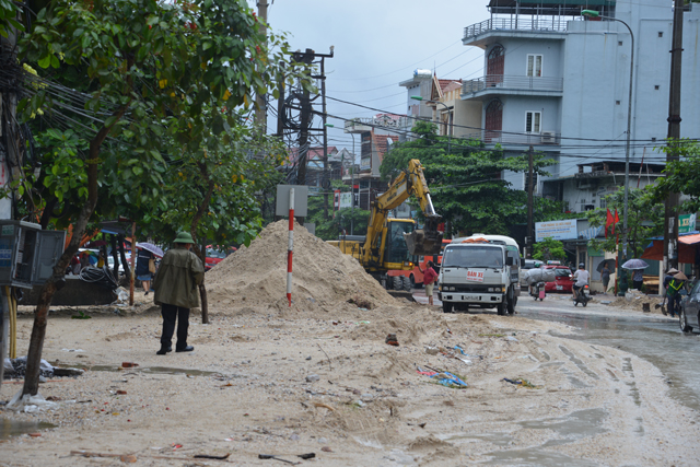 Mưa lớn trút xuống Quảng Ninh gây sạt đồi, gãy cầu - 12