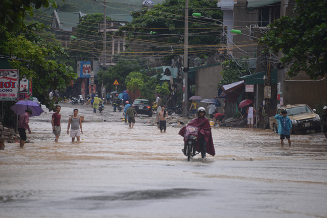 Mưa lớn trút xuống Quảng Ninh gây sạt đồi, gãy cầu - 15