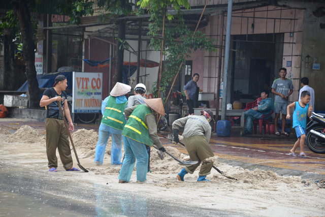 Mưa lớn trút xuống Quảng Ninh gây sạt đồi, gãy cầu - 13