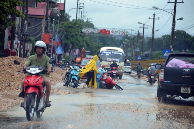 Mưa lớn trút xuống Quảng Ninh gây sạt đồi, gãy cầu - 14