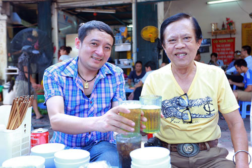 Danh hài Chiến Thắng la cà bia hơi với nhạc sĩ Vinh Sử - 11