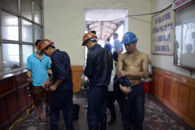 Mưa lớn trút xuống Quảng Ninh gây sạt đồi, gãy cầu - 3