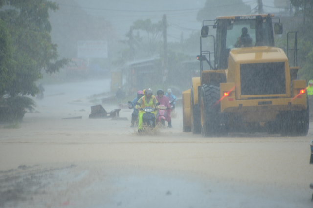 Mưa lớn trút xuống Quảng Ninh gây sạt đồi, gãy cầu - 5