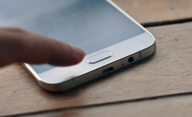 Chiếc smartphone siêu mỏng của Samsung sở hữu kích thước 158 x 77 mm x 5,9mm. 