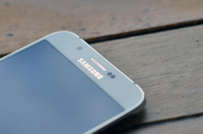 Màn hình của Galaxy A8 có kích thước 5,7 inch công nghệ Super AMOLED với độ phân giải Full HD (1080p), nhưng trọng lượng chỉ đạt 151 gram. Đây là một nỗ lực lớn của Samsung để giữ cho cân nặng của một chiếc phablet giảm ở mức thấp nhất.