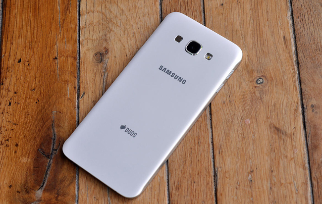 Galaxy A8 được trang bị camera sau 16 megapixel ISOCELL với khẩu độ f/1.9 giống như Galaxy S6, máy ảnh selfie 5 megapixel. 
