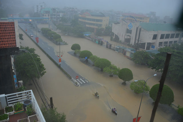 TP. Hạ Long tiếp tục chìm trong biển nước - 1