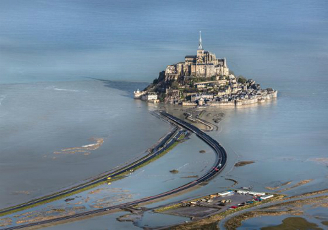 Đường giữa đất liền và đảo Mont Saint-Michel (Pháp). Để đến Mont Saint-Michel, du khách phải đi qua một con đường dài khoảng một km. Ngày trước, khi thủy triều lên, nơi đây trông cổ kính và huy hoàng như một pháo đài cô độc giữa biển khơi. Ngày nay, con đường xi măng dành cho cả ô tô và người đi bộ đã thay thế đường đất và cát xưa kia.

