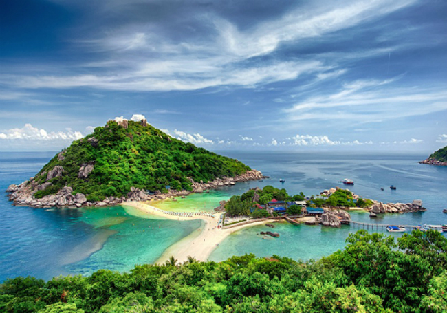 Đường bãi biển ở Ko Nang Yuan (Thái Lan). Ko Nang Yuan là một đảo nhỏ nằm về phía tây bắc của Ko Tao, Thái Lan. Đây là đảo có kết cấu rất đặc biệt bởi là tập hợp của cụm 3 khối đá lớn, nối liền với nhau nhờ một đường cát trắng trải dài.
