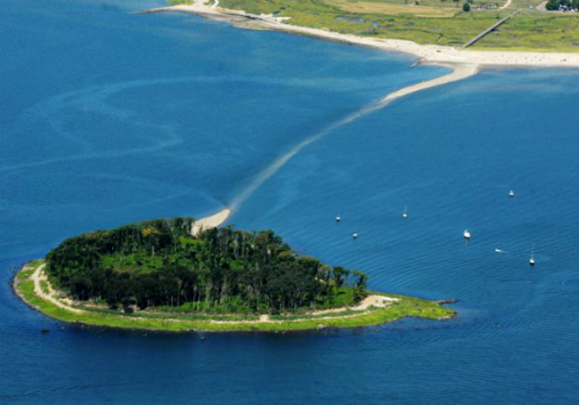 Đường đến đảo Charles (Mỹ). Không những nổi tiếng bởi là một trong những con đường giữa biển đẹp nhất hành tinh, nơi đây còn được biết đến với truyền thuyết về lời nguyền phù thủy hay kho báu bị chôn giấu. 
