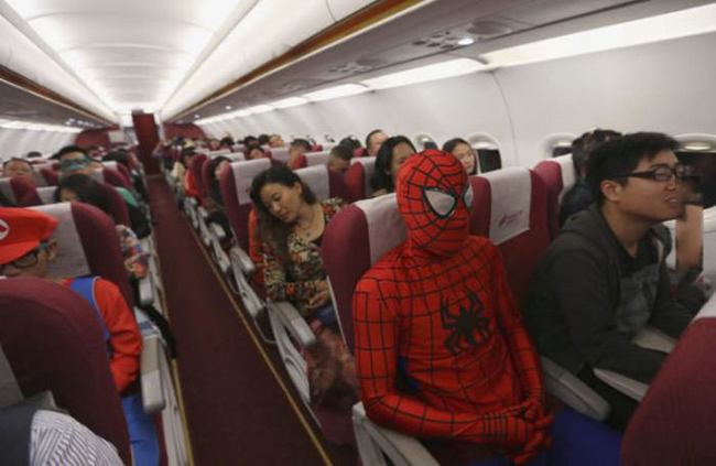 Sao người nhện lại phải đi máy bay thế này?
