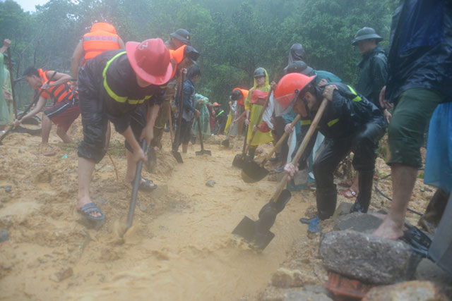 Bới tung hàng ngàn khối đất đá tìm nạn nhân bị vùi lấp ở Quảng Ninh - 8