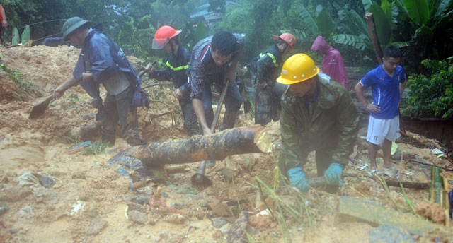 Bới tung hàng ngàn khối đất đá tìm nạn nhân bị vùi lấp ở Quảng Ninh - 11