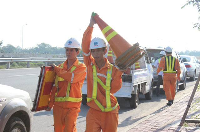 Không ngại nguy hiểm, hàng trăm SV quét rác trên cao tốc - 3