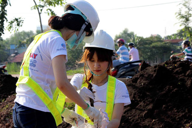 Không ngại nguy hiểm, hàng trăm SV quét rác trên cao tốc - 2