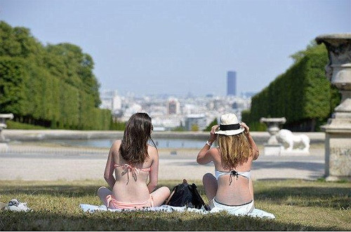Thiếu nữ Pháp bị hành hung vì mặc bikini tắm nắng - 1