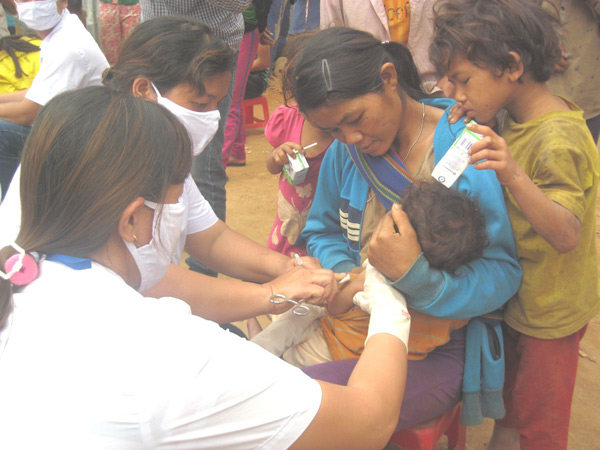 Quảng Nam: Gần 900 người dân vùng dịch bạch hầu được tiêm vắc xin - 1