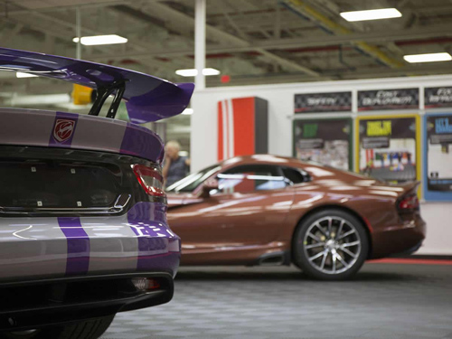 Cặp vợ chồng sở hữu garage xe Viper “khủng” nhất - 8