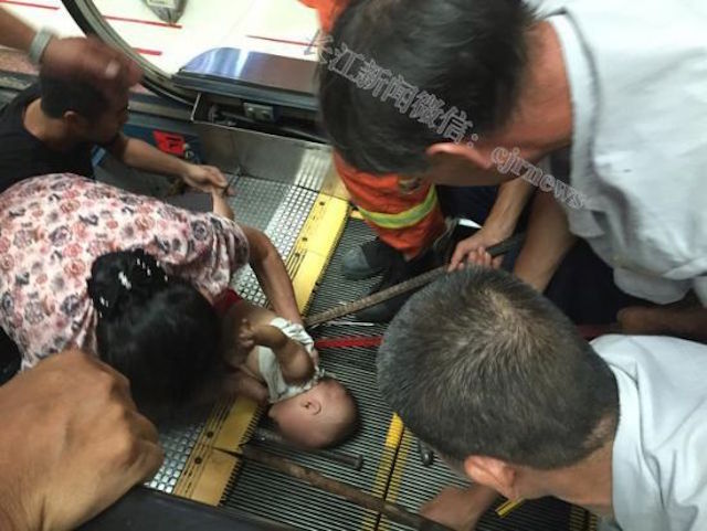 TQ: Em bé 1 tuổi bị cuốn vào thang máy siêu thị - 1