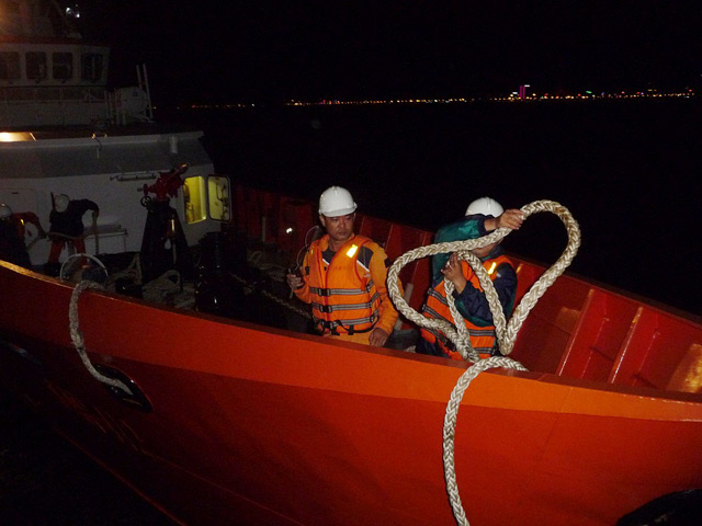 Vượt sóng dữ cứu 31 ngư dân bị nạn trên biển Hoàng Sa - 1