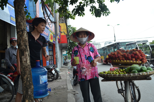 Công an phường tịch thu trà đá miễn phí cho người nghèo - 4