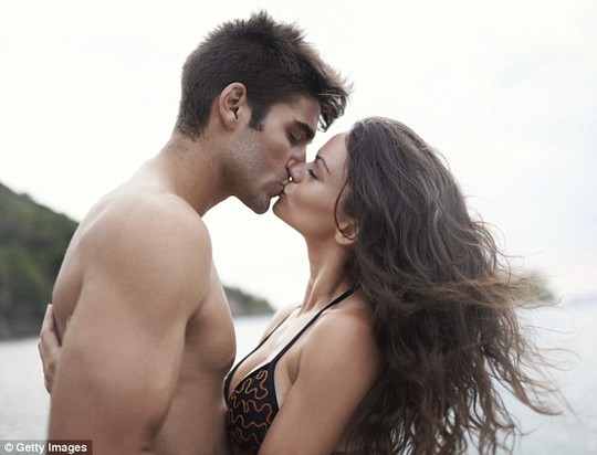 Nụ hôn kiểu Pháp là thủ phạm hàng đầu gây ung thư đầu cổ - 1