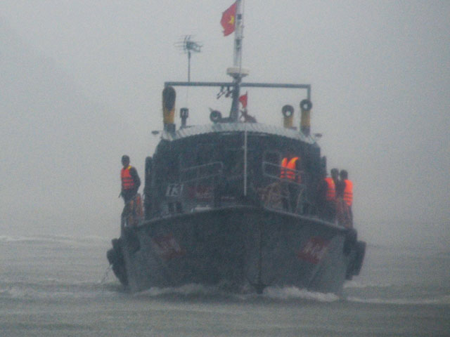 Điều tàu hải quân đón 1.500 du khách mắc kẹt ở đảo Cô Tô - 1