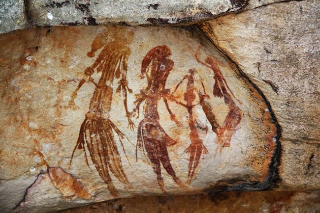 Một bức vẽ có niên đại hàng chục ngàn năm được tìm thấy trong một hang động ở Châu Phi từng gây chấn động thế giới khi miêu tả lại hình dáng của 4 “sinh vật” kỳ dị với an-ten ở trên đầu, tay có 4 ngón cùng một mắt to ở chính giữa, phía sau là hình ảnh của chiếc phi thuyền hiện đại. 