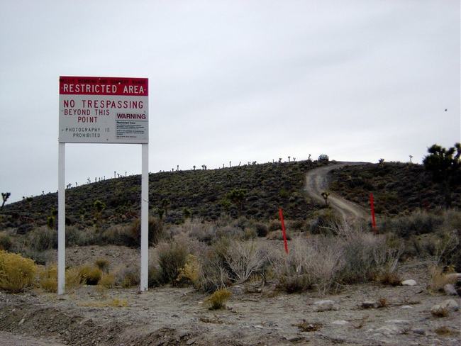 Không quân Hoa Kỳ đã mua một mảnh đất rộng lớn vào năm 1955 và đặt tên nó là khu vực 51. Đây là một trong những khu vực được bảo mật tối quan trọng của Mỹ. Công chúng từng cho rằng nơi đây nghiên cứu chủ yếu về người ngoài hành tinh và UFO.