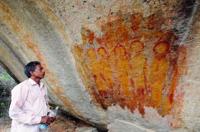 Các hình vẽ được phát hiện trên hang động thuộc vùng Charama, bang Chhattisgarh của Ấn Độ có thể ám chỉ rằng người ngoài hành tinh từng xuất hiện ở khu vực này từ 10.000 năm trước. Hình vẽ mô tả các sinh vật lạ có hình giáng giống người, đầu phình to, không có mũi và miệng, một vật ba chân có thể là một chiếc xe.