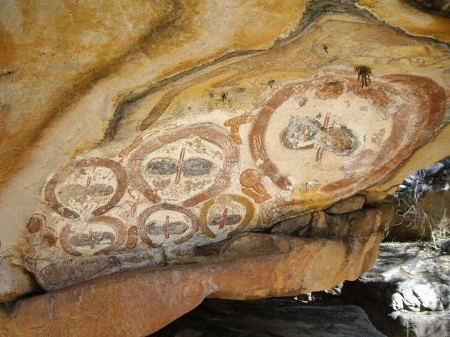 Trên những phiến đá được tìm thấy ở phía tây bắc Australia, người ta tìm thấy những hình vẽ cổ đại cho thấy sinh vật có đầu to hói, mắt xếch lớn và không có miệng.