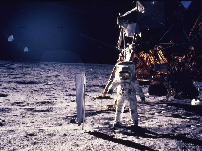 Các phi hành gia trên con tàu Apollo 11 huyền thoại khẳng định rằng họ đã trông thấy một tàu vũ trụ khác trên hành trình tới Mặt Trăng. 