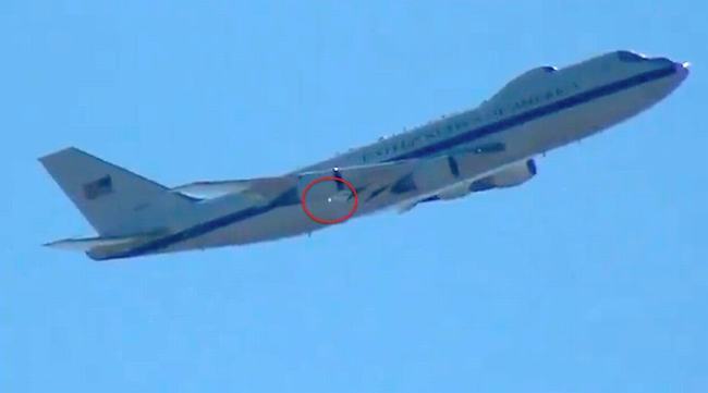 Các hành khách đi trên chuyến bay của hãng West Asian Airline tới Iran vào năm 2010 đã rất hoảng hốt khi phát hiện một vật thể lạ hình chiếc đĩa bay song song bên ngoài cánh máy bay trong vài phút rồi đột nhiên biến mất không để lại bất cứ dấu vết gì.
