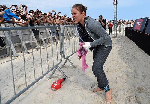 Trước đại chiến, fan Brazil khóc vì Ronda Rousey - 7