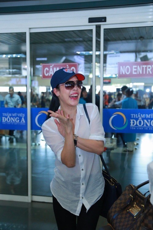 Thu Phương được rừng fan đón ở sân bay Nội Bài - 1