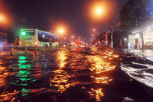 Ảnh: Đường TP.HCM thành “biển” sau cơn mưa - 1