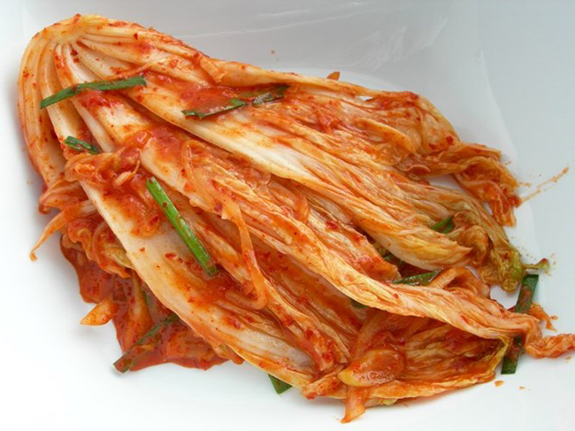Thức ăn lên men chữa tiêu chảy. Các thức ăn lên men như sữa chua, rượu kefir, rau ngâm giấm, tương miso, kim chi… có các vi khuẩn sống có lợi cho đường tiêu hóa.


