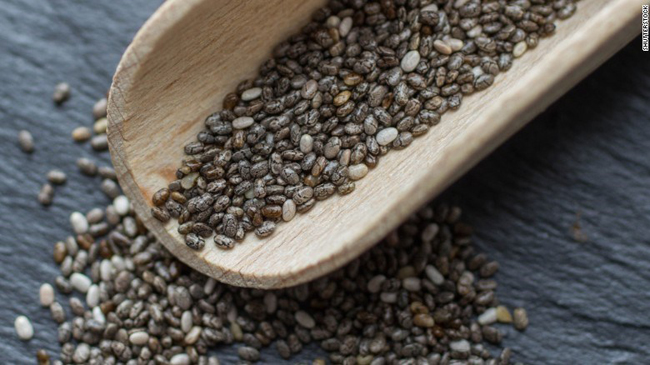 Hạt chia chữa cholesterol cao. Hạt chia rất nhỏ nhưng chứa rất nhiều chất dinh dưỡng và thường được dán nhãn như một loại “siêu thực phẩm”. Các bệnh nhân có cholesterol cao nên thêm hạt chia vào chế độ ăn kiên sẽ giúp giảm cholesterol.
