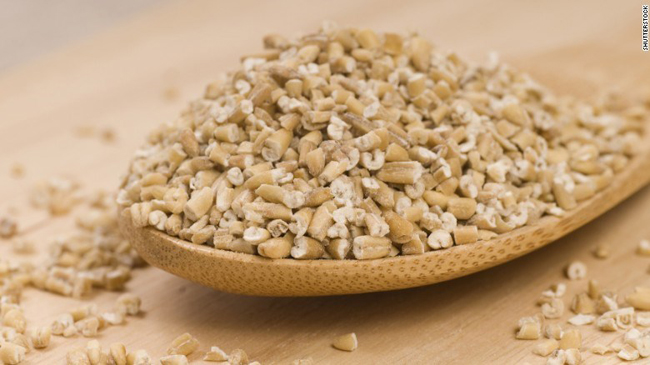 Yến mạch cắt hạt tấm chữa cholesterol cao. Có nhiều nghiên cứu cho thấy các thức ăn giàu chất xơ có thể hòa tan làm giảm cholesterol xấu.Ăn ít nhất 3gr yến mạch mỗi ngày làm giảm cholesterol xấu. Nên trộn yến mạch với hạt chia để tăng tối đa hiệu quả giảm cholesterol.
