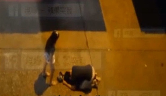 Thiếu nữ đánh bạn trai tàn nhẫn ngay giữa đường - 1
